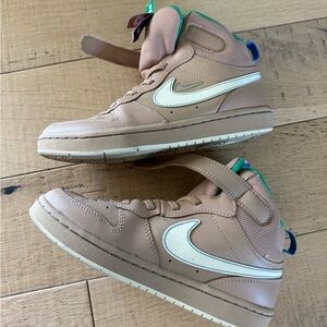 Nike Court Borough mid SE hemp